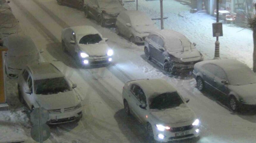 Kars’ta yoğun kar yağışı ulaşımı olumsuz etkiledi, birçok köy yolu kapandı. Kars’ta yoğun kar yağışı ulaşımı olumsuz etkiledi, birçok köy yolu kapandı.