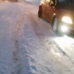 Kars’ta kar ve tipinin etkisiyle yolda kalan araçlar traktörlerle kurtarıldı.