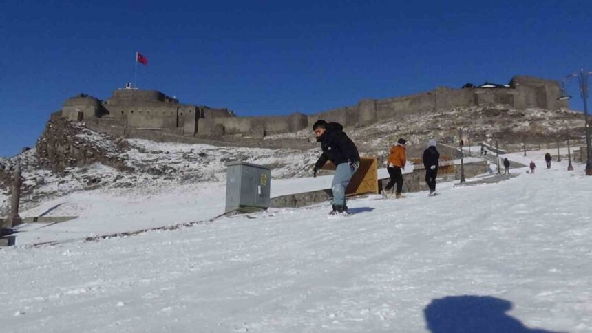 Kars’ta kar yağışı ile birlikte çocuklar, Kars Kalesi yokuşunda kayarak eğlenceli anlar yaşadı. Kars’ta kar yağışı ile birlikte çocuklar, Kars Kalesi yokuşunda kayarak eğlenceli anlar yaşadı.