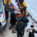 Kars’ta okula giden bir öğrencinin başına çatıdan düşen buz parçaları düştü.