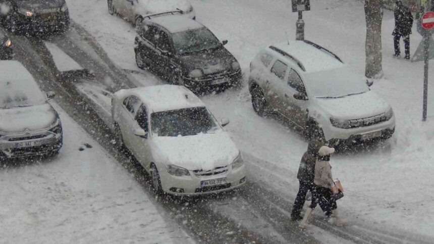 Kars, bu yıl zorlu bir kış geçiriyor; kar kalınlığı bazı yerlerde 2,5 metreye ulaştı. Kars, bu yıl zorlu bir kış geçiriyor; kar kalınlığı bazı yerlerde 2,5 metreye ulaştı.