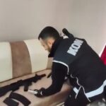 Kars’ta sosyal medyada silah ticareti yapan 8 kişi gözaltına alındı, çok sayıda silah ve mühimmat ele geçirildi.