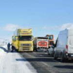 Kars-Arpaçay-Çıldır-Gürcistan karayolunda buzlanma nedeniyle tır kaydı, yollar kapandı.