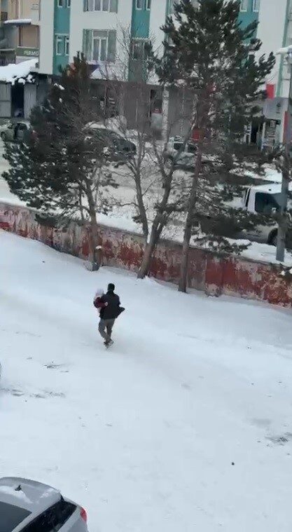 Kars’ta hastalanan annesini kucaklayan gencin görüntüleri sosyal medyada yayıldı. Kars’ta hastalanan annesini kucaklayan gencin görüntüleri sosyal medyada yayıldı.