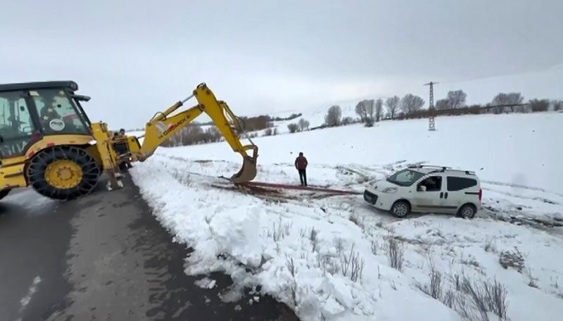 Kars’ta buzlu yolda kayarak şarampole düşen hafif ticari araç, ekipler tarafından çıkarıldı. Kars’ta buzlu yolda kayarak şarampole düşen hafif ticari araç, ekipler tarafından çıkarıldı.