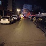 Kartal’da 5 katlı binanın çatısında yangın çıktı, itfaiye ekipleri müdahale ederek söndürdü.