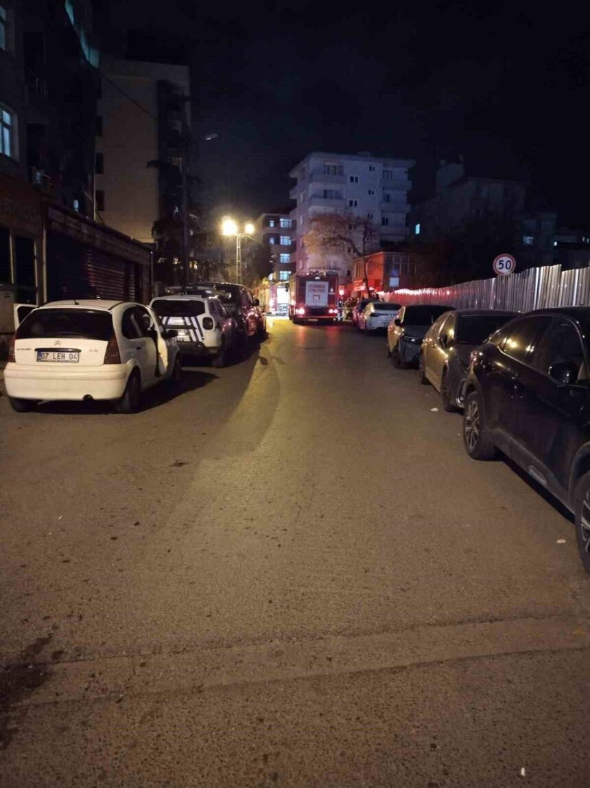 Kartal’da 5 katlı binanın çatısında yangın çıktı, itfaiye ekipleri müdahale ederek söndürdü. Kartal’da 5 katlı binanın çatısında yangın çıktı, itfaiye ekipleri müdahale ederek söndürdü.