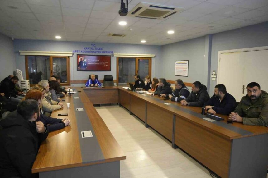 Kartal’da beklenen kar için 50 araç ve 150 personel hazır bekleyecek. Kartal’da beklenen kar için 50 araç ve 150 personel hazır bekleyecek.