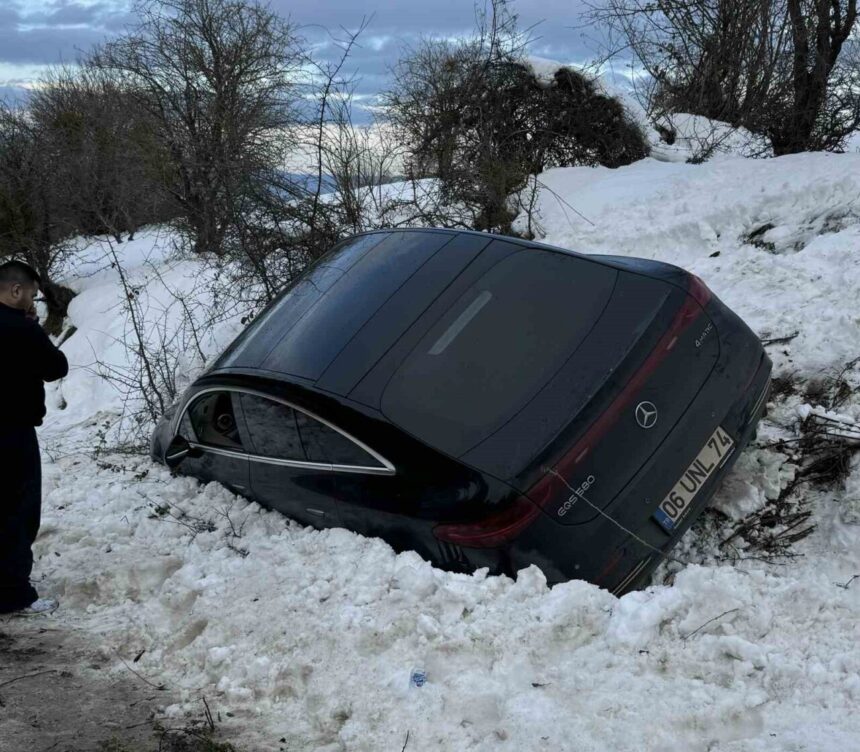 Bolu’da Kartalkaya yolunda lüks otomobil kar birikintisine saplandı, yaralanan olmadı.