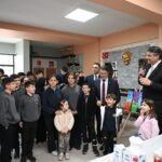 Kartepe Belediye Başkanı Kocaman, ilçedeki okullardaki kültürel ve bilimsel etkinliklere katıldı.