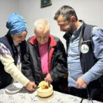 Kartepe Belediyesi Alo Evlat Sağlık Kulübü, yılbaşı akşamında yaşlıları evinde ziyaret etti.