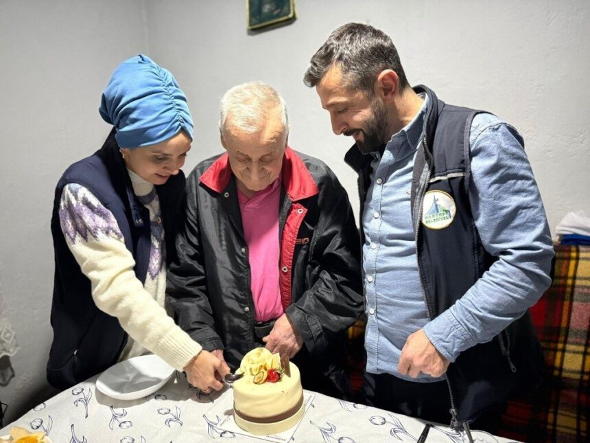 Kartepe Belediyesi Alo Evlat Sağlık Kulübü, yılbaşı akşamında yaşlıları evinde ziyaret etti.