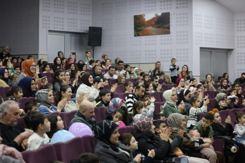 Kartepe Belediyesi’nden yarıyıl tatili etkinliği: “Karlar Diyarı” tiyatro oyunu çocuklarla buluştu. Kartepe Belediyesi’nden yarıyıl tatili etkinliği: “Karlar Diyarı” tiyatro oyunu çocuklarla buluştu.