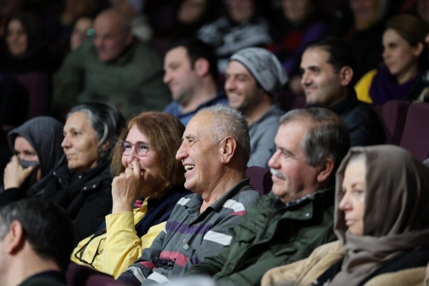 Kartepe’de yetişkinler için düzenlenen kültür-sanat programında “Anlat Bakalım” tiyatro oyunu sahnelendi. Kartepe’de yetişkinler için düzenlenen kültür-sanat programında “Anlat Bakalım” tiyatro oyunu sahnelendi.