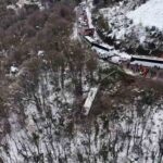 Kartepe’de toplu taşıma otobüsü şarampole devrildi: 22 yaralı hastanelere kaldırıldı.