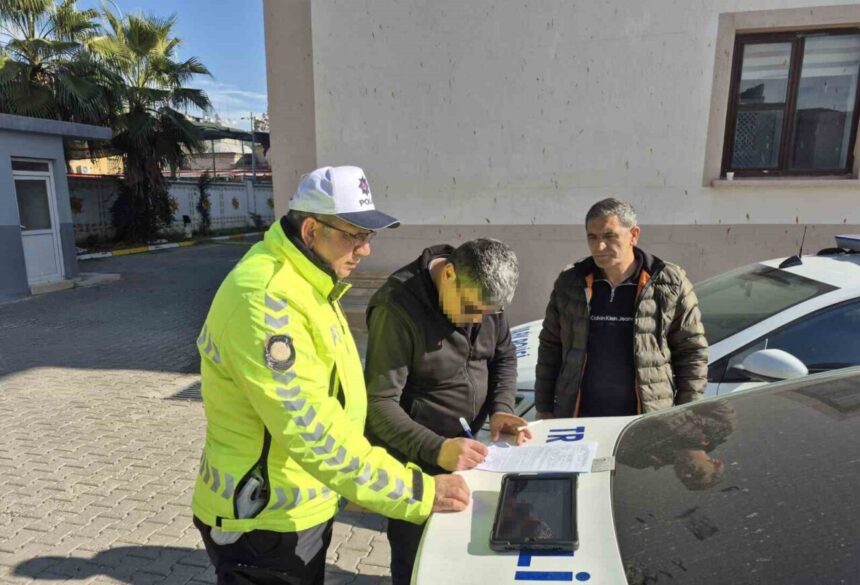 Adana’da yol verme tartışmasında motosiklet sürücüsüne ceza ve ehliyetine el konuldu. Adana’da yol verme tartışmasında motosiklet sürücüsüne ceza ve ehliyetine el konuldu.