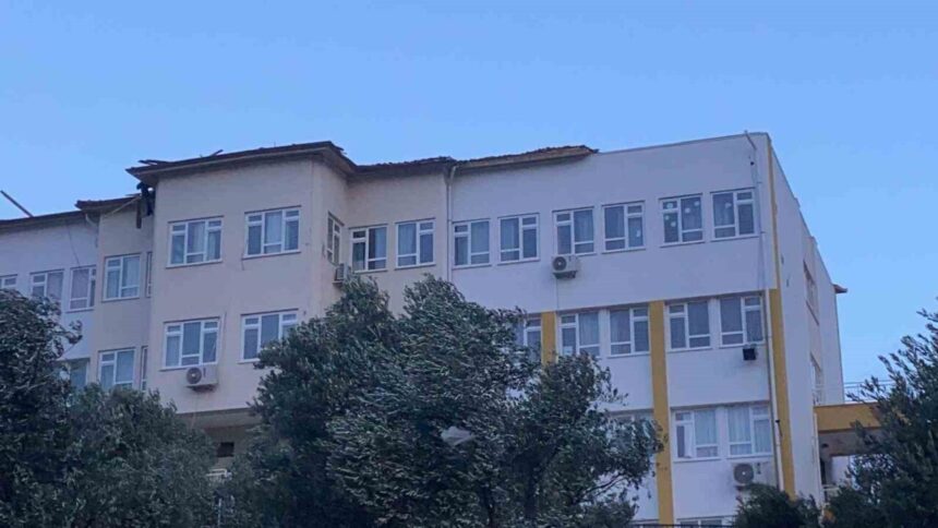 Kaş’ta Şiddetli Rüzgar Okul Çatısında Hasara Yol Açtı Kaş’ta Şiddetli Rüzgar Okul Çatısında Hasara Yol Açtı