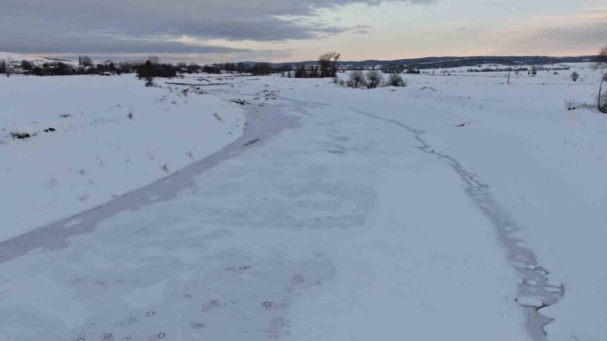 Kastamonu’da hava sıcaklığı eksi 20 dereceye düşerken, baraj ve göletler dondu.