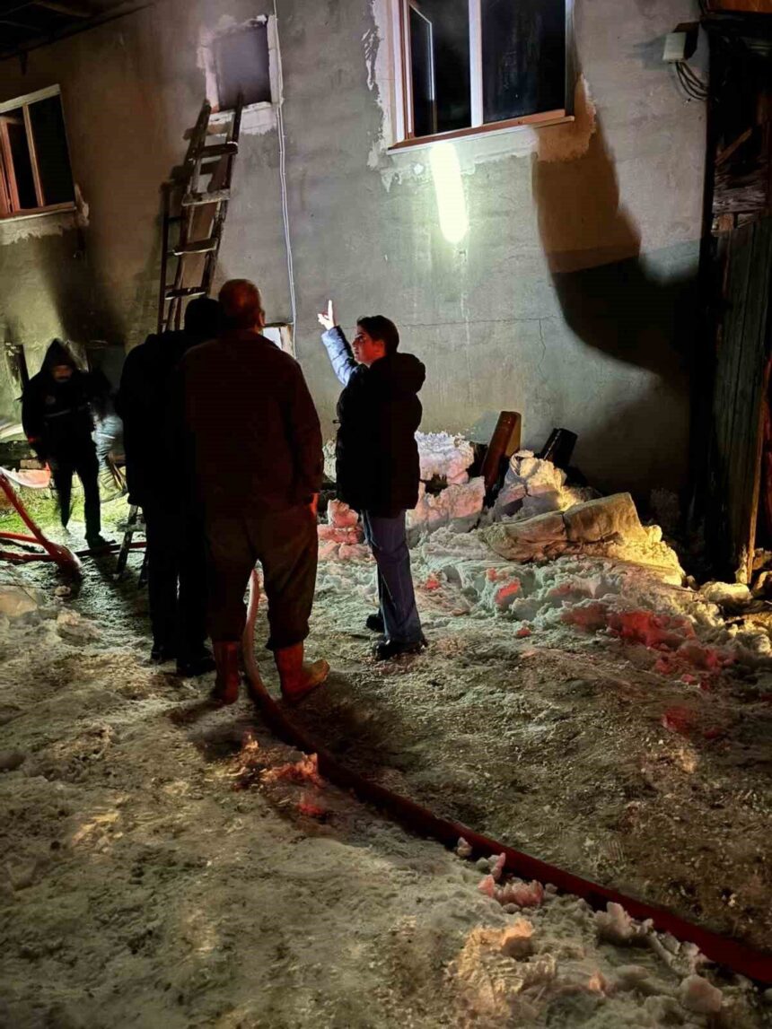 Devrekani’de elektrik sobasından kaynaklandığı düşünülen yangında bir ev kullanılamaz hale geldi.