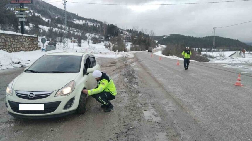 Kastamonu’da jandarma, kış lastiği denetimlerini artırarak buzlanma nedeniyle yaşanan kazaları önlemeye çalışıyor. Kastamonu’da jandarma, kış lastiği denetimlerini artırarak buzlanma nedeniyle yaşanan kazaları önlemeye çalışıyor.