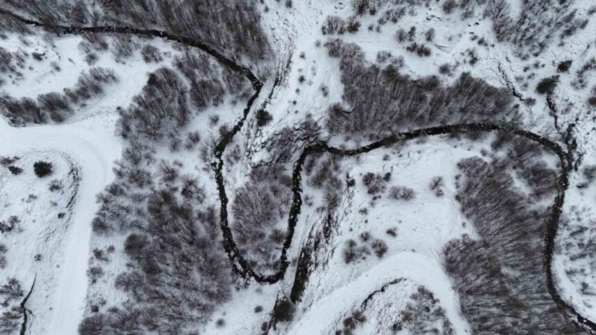 Kastamonu’nun İhsangazi ilçesinde kar yağışı sonrası oluşan beyaz örtü, görsel şölen sundu.