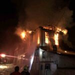 Kastamonu’daki tadilat halindeki tarihi konak yangında tamamen yandı, komşu evlerin çatısı da zarara uğradı.