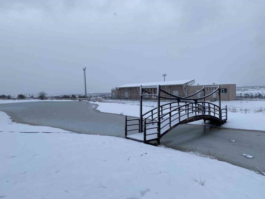 Kastamonu’nun yüksek kesimlerinde gece saatlerinde kar yağışı etkili olmaya başladı. Kastamonu’nun yüksek kesimlerinde gece saatlerinde kar yağışı etkili olmaya başladı.