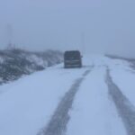 Kavaklıdere’de kar yağışı nedeniyle buzlanan yolda araçlar mahsur kaldı, AFAD ekipleri müdahale etti.