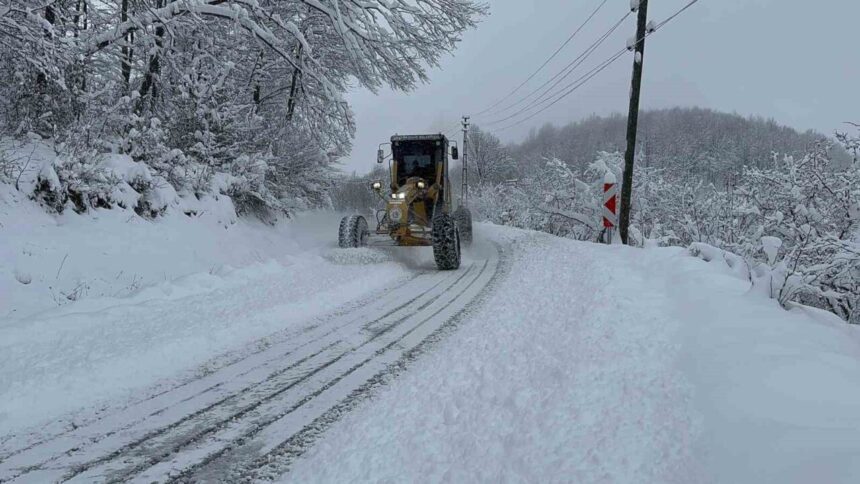 Samsun Büyükşehir Belediyesi Kavak’ta karla mücadele faaliyetlerine devam ediyor. Samsun Büyükşehir Belediyesi Kavak’ta karla mücadele faaliyetlerine devam ediyor.