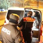 Aksaray’da kavga eden gençler, polisle kovalamaca sonucu yakalandı.