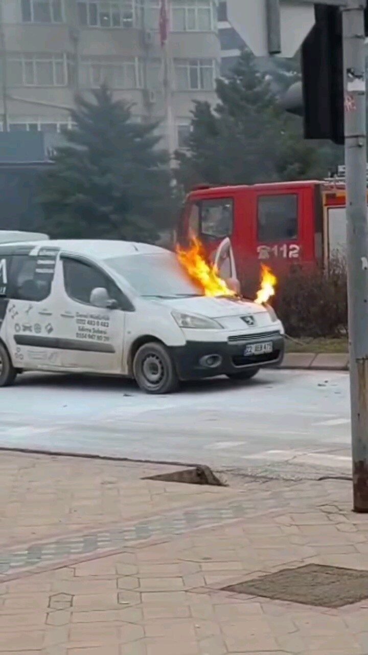 Edirne’de otomobilde çıkan yangın paniğe neden oldu, itfaiye müdahale etti. Edirne’de otomobilde çıkan yangın paniğe neden oldu, itfaiye müdahale etti.