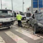 Samsun’da kavşakta kamyonet ile otomobil çarpıştı: 3 kişi yaralandı.