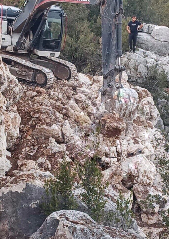 Silifke’de yıkılan kaya duvarı altında kalan genç yaşamını yitirdi. Silifke’de yıkılan kaya duvarı altında kalan genç yaşamını yitirdi.