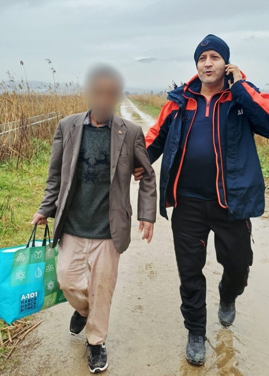 Aydın’da Alzheimer hastası yaşlı adam, jandarma ve AFAD ekiplerinin çalışmalarıyla bulundu. Aydın’da Alzheimer hastası yaşlı adam, jandarma ve AFAD ekiplerinin çalışmalarıyla bulundu.