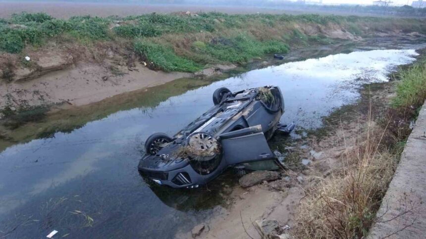 Antalya’da kaygan yolda direksiyon hakimiyetini kaybeden sürücü, otomobili kanala düştü. Antalya’da kaygan yolda direksiyon hakimiyetini kaybeden sürücü, otomobili kanala düştü.