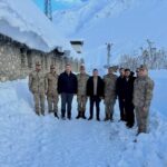 Kaymakam Emirhan Arıkan, çığ bölgesi incelemesinin ardından Başbağlar Karakolu’nu ziyaret etti.