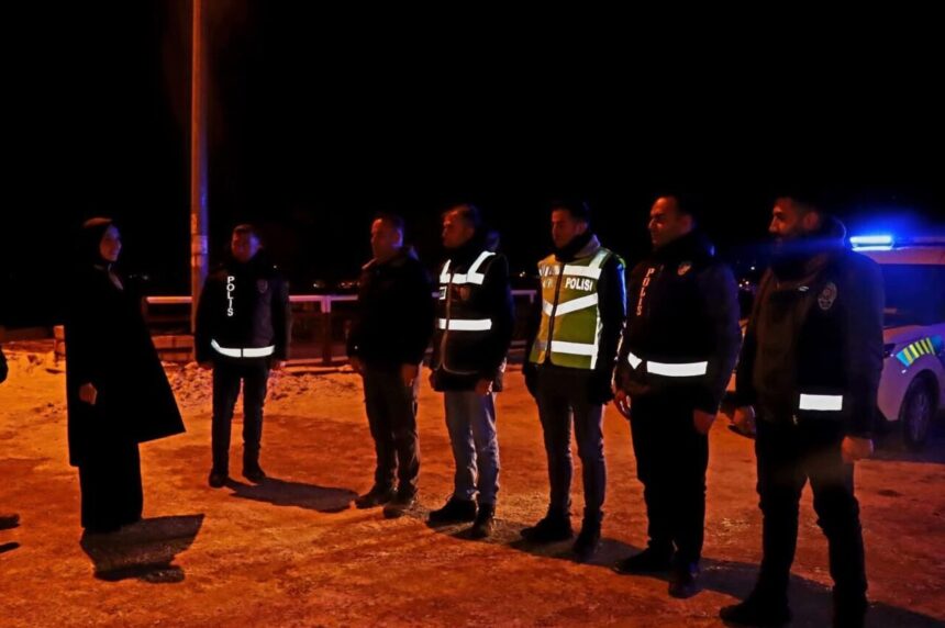 Tercan Kaymakamı, yılbaşı gecesi görevdeki emniyet ve jandarma personelini ziyaret etti.