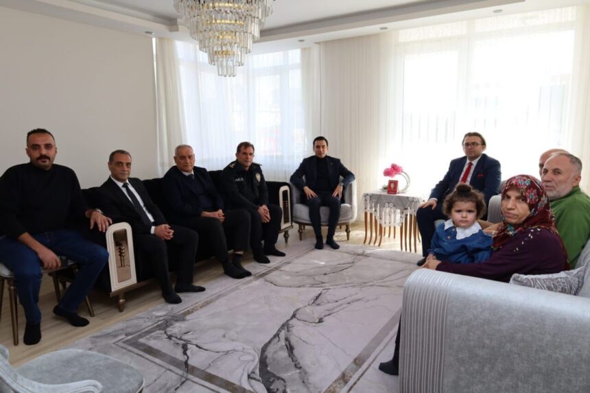 Dinar Kaymakamı Uğuz, şehit ailelerinin Türk milletine önemli bir emanet olduğunu belirtti. Dinar Kaymakamı Uğuz, şehit ailelerinin Türk milletine önemli bir emanet olduğunu belirtti.