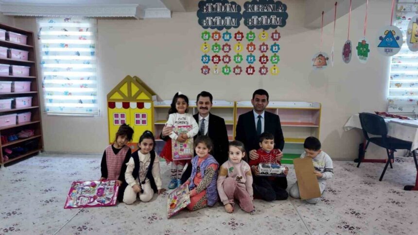 Tuzluca Kaymakamı Abdüllatif Yılmaz, 4-6 Yaş Kur’an Kursunu ziyaret etti. Tuzluca Kaymakamı Abdüllatif Yılmaz, 4-6 Yaş Kur’an Kursunu ziyaret etti.