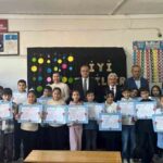 Mersin Mut’ta Kaymakam Osman Çelikkol, 2025-2026 öğretim yılı karne törenine katıldı.