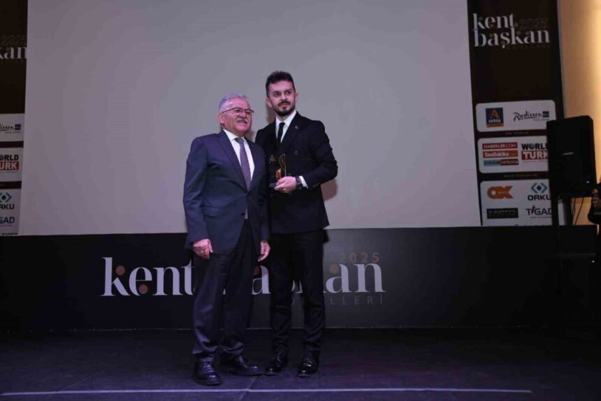 Kayseri Büyükşehir Belediyesi, akıllı şehircilik projeleriyle 2025’te Türkiye ve Avrupa’da örnek bir başarıya imza attı. Kayseri Büyükşehir Belediyesi, akıllı şehircilik projeleriyle 2025’te Türkiye ve Avrupa’da örnek bir başarıya imza attı.