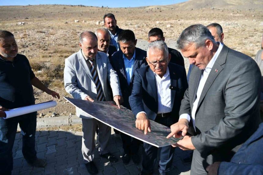 Kayseri Büyükşehir Belediyesi, kırsal bölgelerde ulaşım altyapısını geliştirmek için 2025 yılı içinde 290 bin 917 metrekare yolu kilitli parke ile yeniledi. Kayseri Büyükşehir Belediyesi, kırsal bölgelerde ulaşım altyapısını geliştirmek için 2025 yılı içinde 290 bin 917 metrekare yolu kilitli parke ile yeniledi.