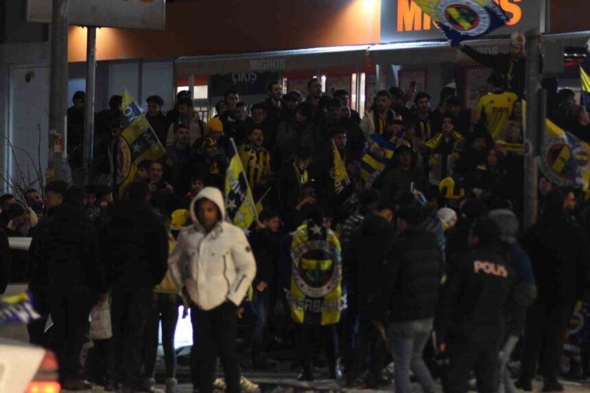 Fenerbahçe’nin Süper Kupa başarısı Kayseri’de kutlandı. Fenerbahçe’nin Süper Kupa başarısı Kayseri’de kutlandı.