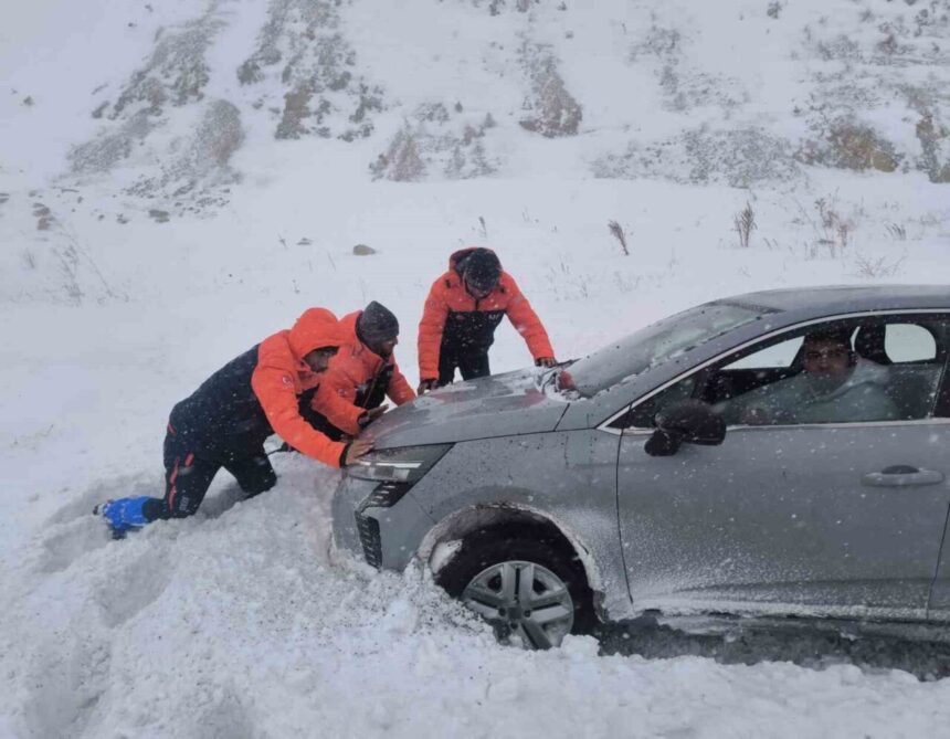 Kayseri’de kar fırtınası nedeniyle 117 kişi kurtarıldı, AFAD ve ekipler yardıma koştu.