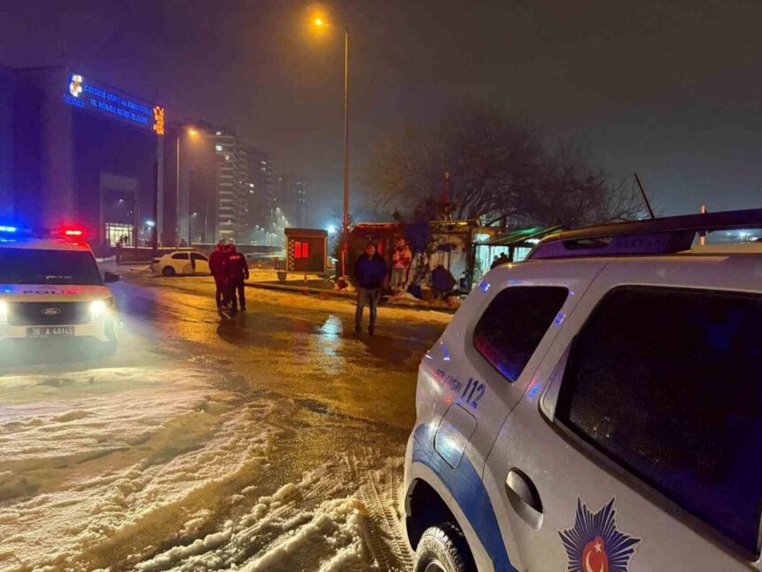 Kayseri’nin Melikgazi ilçesinde bir kişi, babasına ait büfeyi silahla hedef aldı. Kayseri’nin Melikgazi ilçesinde bir kişi, babasına ait büfeyi silahla hedef aldı.