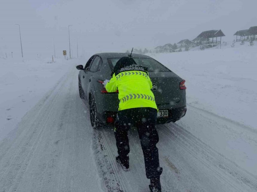 Kayseri’de kar yağışı nedeniyle bazı yollar trafiğe kapatıldı.