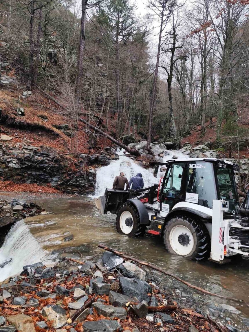 Kaz Dağları’nda Mahsur Kalan İki Kişi, 12 Saatlik Çalışmayla Kurtarıldı Kaz Dağları’nda Mahsur Kalan İki Kişi, 12 Saatlik Çalışmayla Kurtarıldı