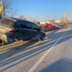 Antalya’nın Serik ilçesinde iki aracın karıştığı kazada, biri demir bariyere çıktı. Yaralı yok.