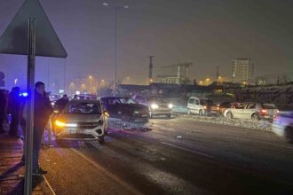 Melikgazi’de Aydınlatma Direğine Çarpan Otomobil Kazalara Neden Oldu, Yaralı Yok