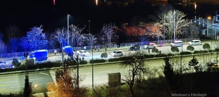 Beşikdüzü’nde trafik kazası sonrası sürücüler arasında kavga çıktı, yol 1 saat kapandı. Beşikdüzü’nde trafik kazası sonrası sürücüler arasında kavga çıktı, yol 1 saat kapandı.